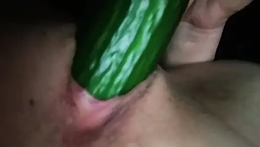 Geceleri azgın uyanıyorum ve amımı salatalık ile sikmeye başlıyorum. Yakın çekim olgun amatör amcık ıslak.