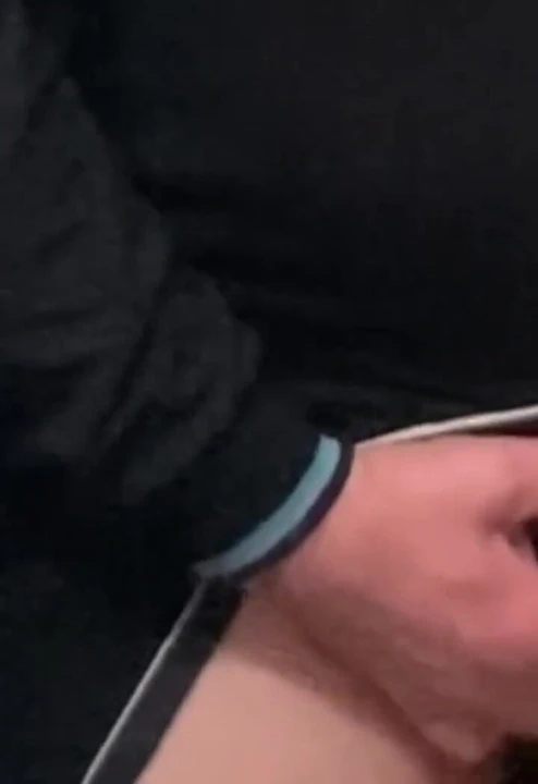 Garip sapık orta yaşlı seksi kadın herkesin içinde amını parmaklıyor