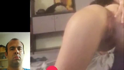 Web kamerasında kendini çıplak gösteriyor