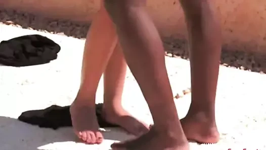 Birlikte derinden dinlenirken güneş ışığında abanoz aşk