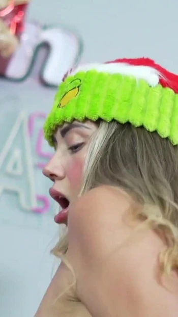 Эмоциональный момент из "ХАРДКОРНОГО СЕКСА С ГРЯЗЬЮ НА САМОЕ ВОЗБУЖДЕННОЕ РОЖДЕСТВО - SARA БЛОНДИНКА"