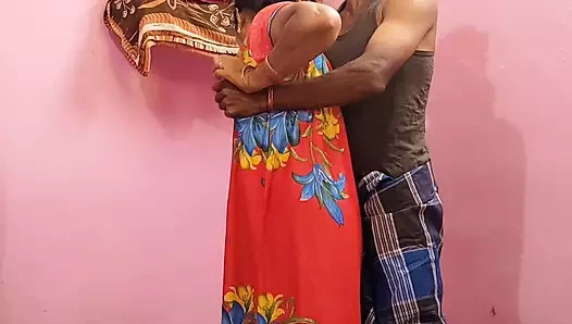 Bir kadın kıyafetlerini katlıyor ve onu seks için davet ettim