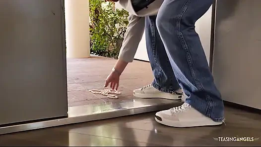 Güzel kız kanepede yarak emmeye ve binmeye karşı koyamadı