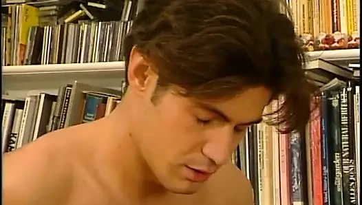 Siyah ve beyaz yatak odasında sikişiyor