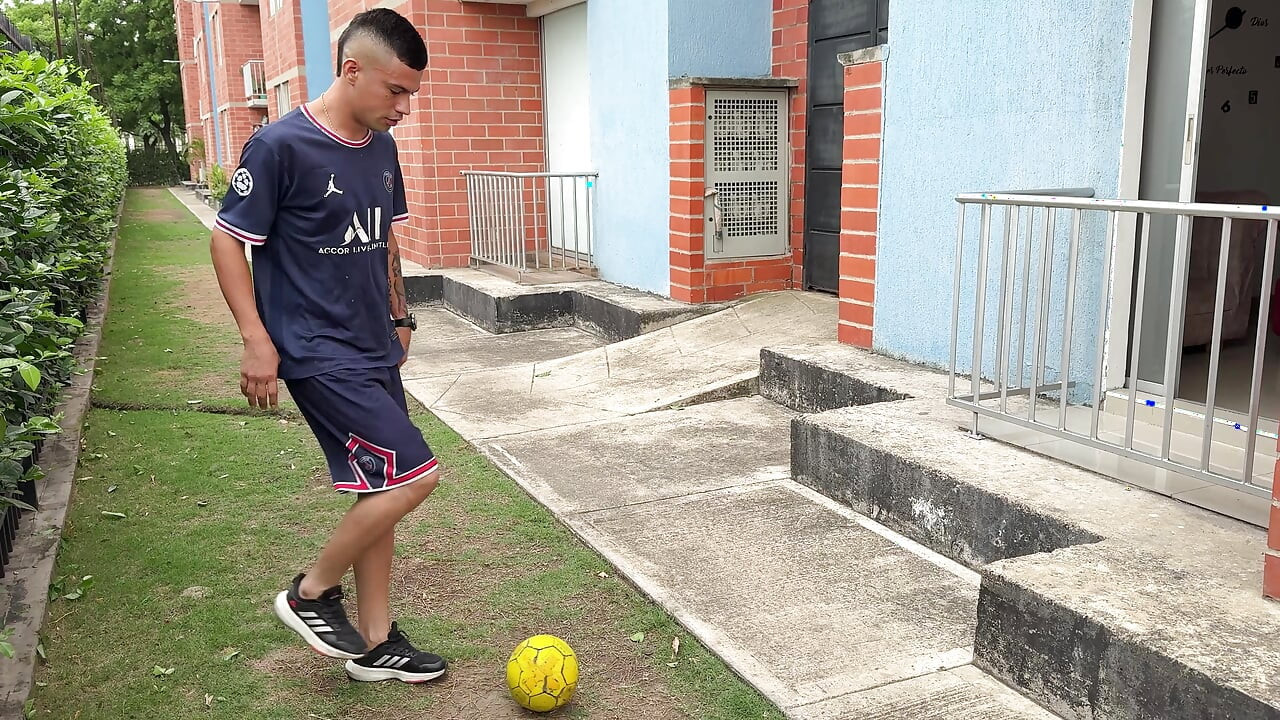Komşumun sapığı futbol oynuyor topu düşüyor ve sonunda sikişiyoruz.