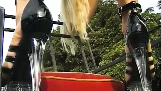 Almanya'dan süper büyük memeli sarışın orta yaşlı seksi kadın dildo becerilerini gösteriyor