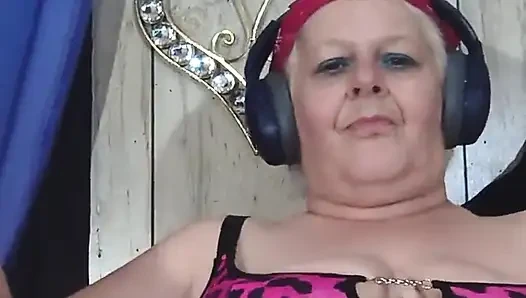 Topuklu ayakkabılarla o kadar yüksekte dururken bu adam için striptiz yapacak