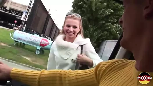 Arabanın etrafında sert hareketi seviyor musun?