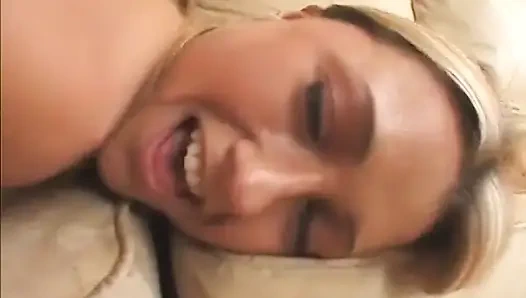 Sevimli hatun sert amcık sikişinin ardından ağzını dölle dolduruyor