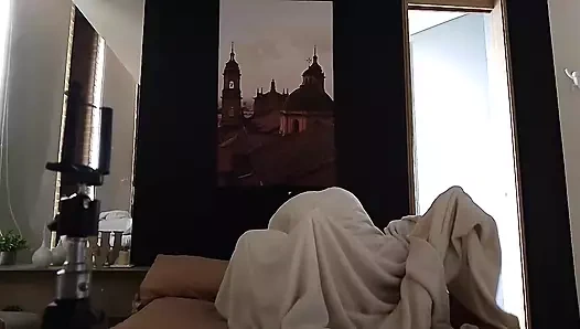 Çarşafların altında, eski kocam yoğun bir günün ardından bir motelde benimle sevişiyor