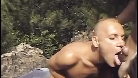 Şanslı adamın sikişecek bir erkeği ve sürtük bir kadını var