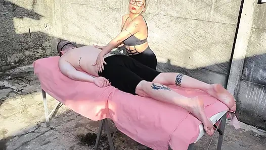 Ateşli sarışınla açık havada çıplak masaj