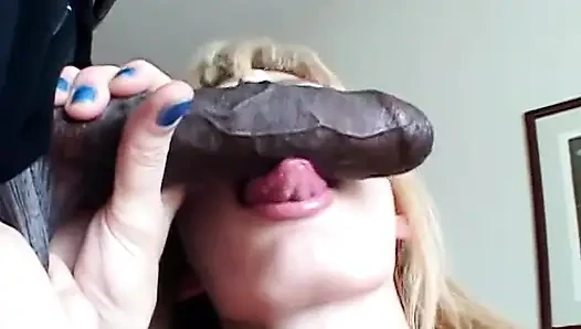 Büyük siyah yarak bu sevimli sarışın dik orta yaşlı seksi kadında sıkı genç amcığı sikiyor