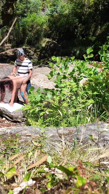 Незабываемый момент из "Незнакомец трахает девушку на нудистском пляже. Она потрясена!"