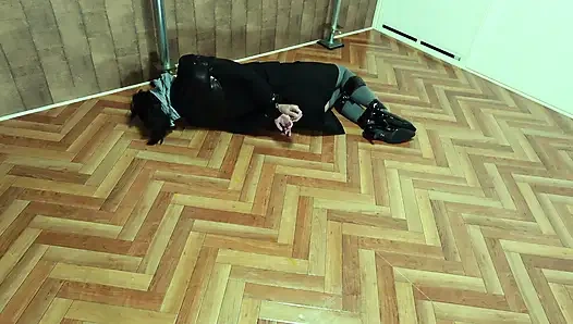 Hedeflenen ofis görevlisi bantla bağlanmıştı