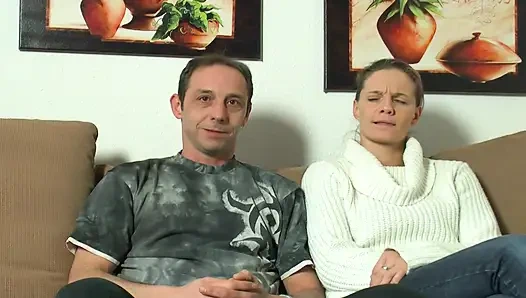 Çarpıcı Alman sürtükler ateşli üçlü grup sekste büyük yarağı paylaşıyor