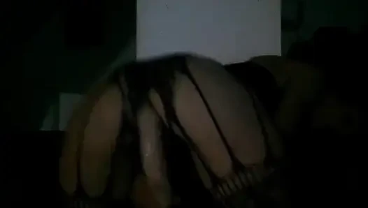 Oda arkadaşı evde yokken kaltak dairede amıyla oynuyor.