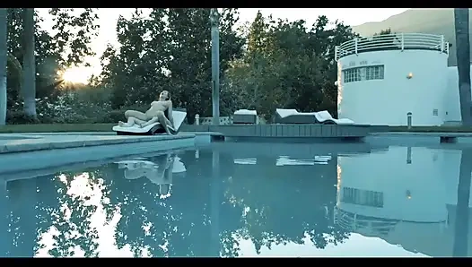 Siyah saçlı lezbiyenler bebek gibi kız yatak odasında lezbiyen aşkı yalıyor