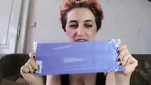 Seksi elbiselerin kutularını açıyor canlı