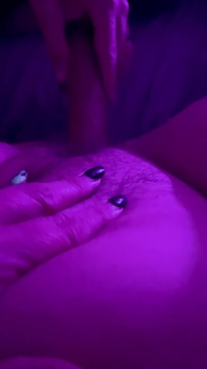 Victoria laye büyük dildoyla esnetiliyor