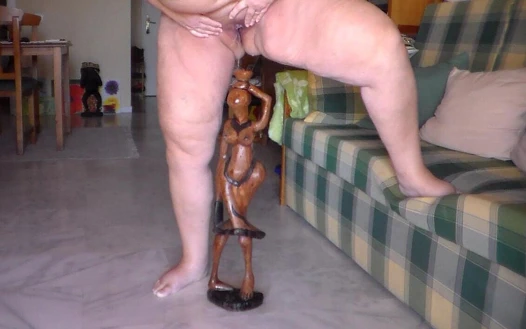 Jen tahta heykele işiyor