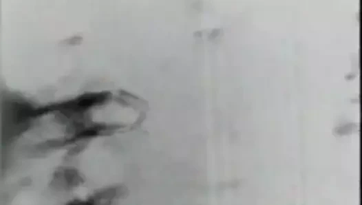 Yatakta oynayan seksi kız (1920'lerde vintage)