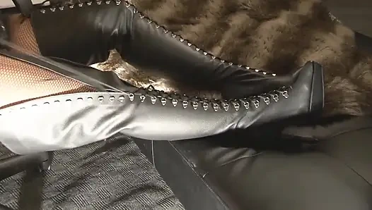 Yeni deri kalça yüksek çizmelerimi bağlıyorum - hd!