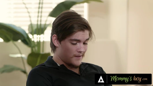 Annenin oğlu - kadın egemenliği orta yaşlı seksi kadın Reagan Foxx onu mastürbasyon yaparken yakaladıktan sonra üvey oğluna 31 talimatı veriyor!