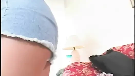 Sıkı götlü tombul siyah saçlı bebek dildo ve götte yarakla çifte penetrasyon yapıyor