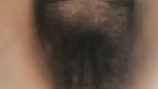 Ateşli ve ıslak üvey anne fahişe gibi sikilmeyi hayal ederek vajinasına dokunuyor
