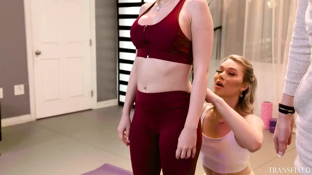 Transfixed - Sıcak Trans Yoga Eğitmeni Emma Rose Sınıfta Jewelz Blu'yu Sikiyor