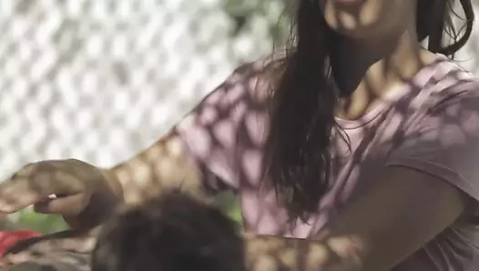 Asyalı ateşli katana açık havada sikişmeden önce asılı dövmeli delikanlıyı emiyor