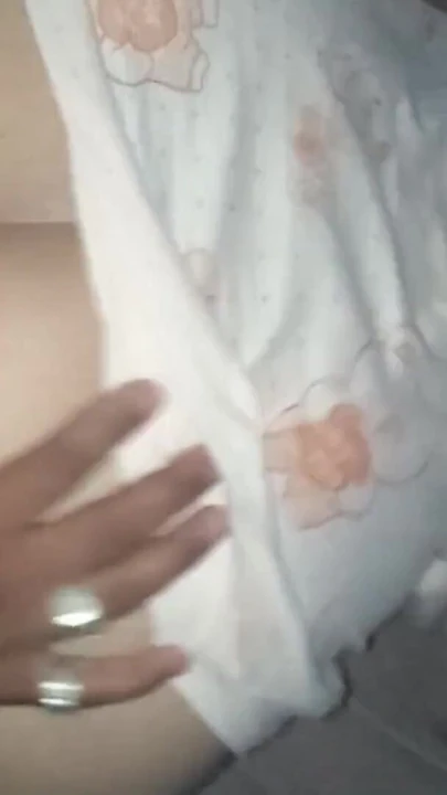 Komşusunu pijamalarıyla buldu ve onu sikmeye devam etti | Klip 1