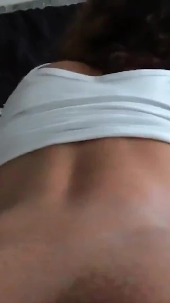 Сногсшибательный момент из "Я нахожу свою падчерицу в ее пижаме в постели, и она просто хочет мой черный член"