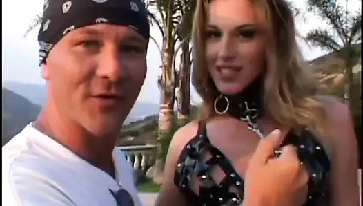 Büyük göğüslü kız havuz başında büyük döl yutuyor