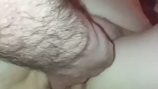 Karım gelene kadar parmaklarımla karımın ıslak amında oynuyorum