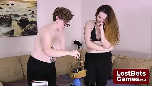 Striptiz yapan korsan penguenler ihtiyatlı oyun oyunu genişletiyor