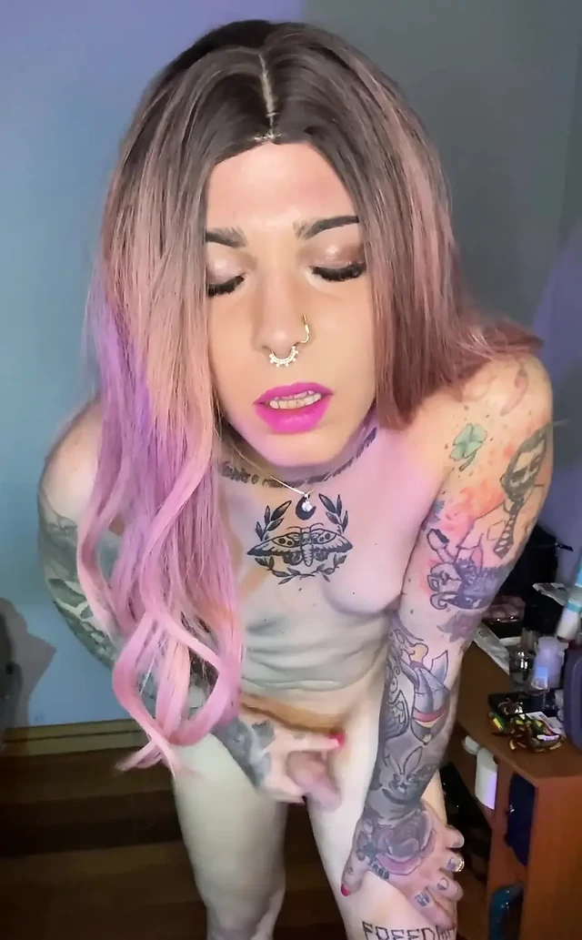 Yeni iç çamaşırlı ve senin için ateşli bir elle muamele çekiyor. Bir şey sorayım mı? Benimle boşalmak mı?