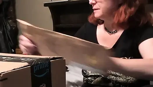 Daha fazla yeni seks oyuncağının kutularını açıyor