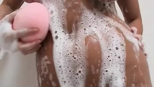 Azgın jessica seksi bir şekilde kendini yıkamak için yeşil bikinisini çıkarıyor