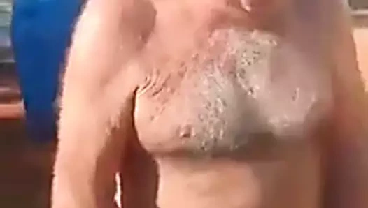 Dede güzel kesilmemiş horoz