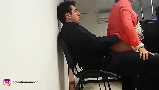 Sekreterim geri duramıyor ve benden ofiste seks istiyor.