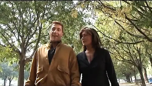 Ateşli orta yaşlı seksi kadın genç bir adamla iyi sikişiyor