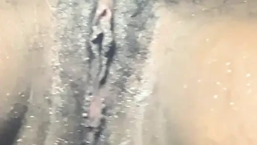 Browngurl234'un banyosu şehvetli vibes andtwerk energy'i parlıyor