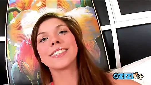 Ateşli esmer ateşli esnek vücudunu sergiliyor