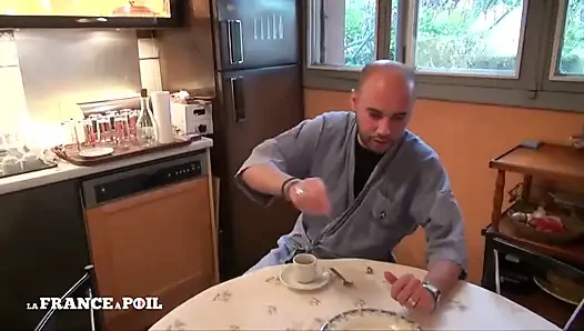 Сексуальную секретаршу с маленькими сиськами шпилюет и кончает ее сосед