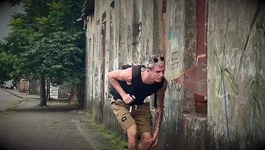 Yakaladığım o lanet yabancı beni köpek stiliyle sert sikdi ve terk edilmiş yerdeki deliğimi bitirdi