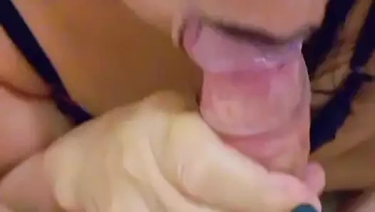 Ağzım sikin üzerine düşüyor çok lezzetli