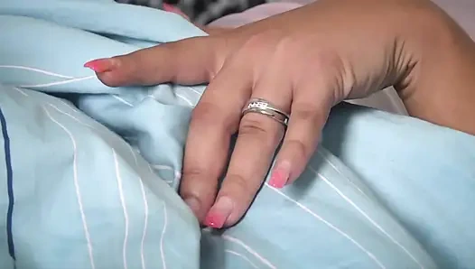 Dövmeli esmer orta yaşlı seksi kadın beyaz yarağını emiyor