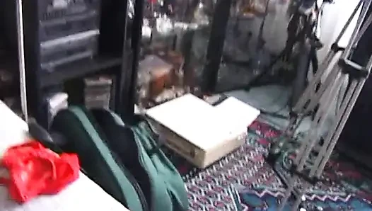 Büyük memeli kızıl saçlı bebek amıyla oynuyor